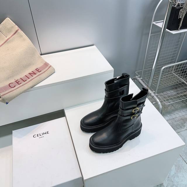 高品质出厂 ！顶级品质Celine赛琳25Ss秋冬凯旋门经典复古松糕厚底系带、扣带马丁靴短靴系列！这个秋冬为女神们专属定制的一系列潮流单品！系带厚底增高的设计版