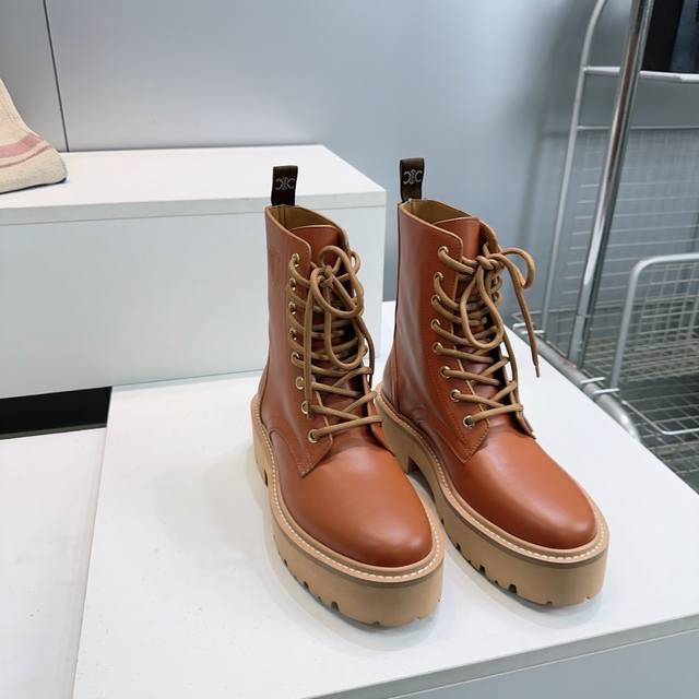 高品质出厂 ！顶级品质Celine赛琳25Ss秋冬凯旋门经典新款松糕厚底增高无敌显瘦马丁靴系带短靴！松糕厚底上脚超级帅气超级酷！秀气又不失帅气，配牛仔裤绝绝子绝