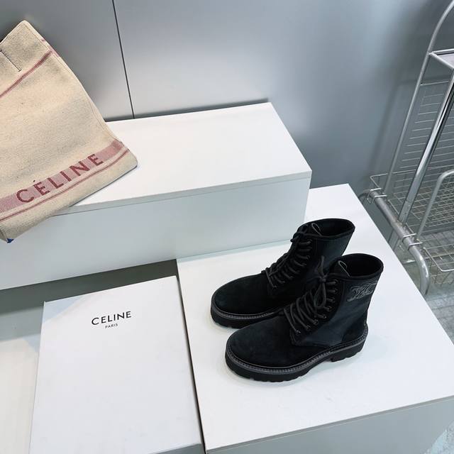 高品质出厂 ！顶级品质Celine 赛琳25Ss秋冬凯旋门经典复古松糕厚底系带马丁靴短靴！这个秋冬为女神们专属定制的一款潮流单品！系带厚底增高的设计版型超正、当