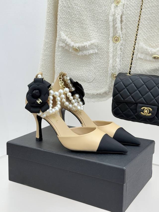厂价 Chane*｜小香26C新品脚环大珍珠双C 山茶花尖头拼色中空高跟凉鞋 这款凉鞋以利落剪裁开启春夏序章。 拼色设计碰撞出鲜活灵感 中空版型让肌肤与微风自在
