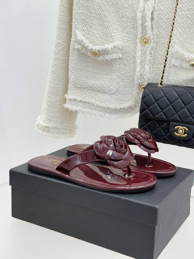 厂价 Chane*｜小香 26C早春新品山茶花 夹脚人字拖鞋 将标志性山茶花元素注入慵懒步调 让轻奢质感融入每一段自在行程。 夹趾处缀以立体雕琢山茶花饰件 花瓣