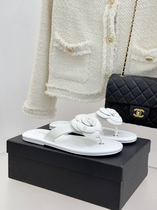 厂价 Chane*｜小香 26C早春新品山茶花 夹脚人字拖鞋 将标志性山茶花元素注入慵懒步调 让轻奢质感融入每一段自在行程。 夹趾处缀以立体雕琢山茶花饰件 花瓣