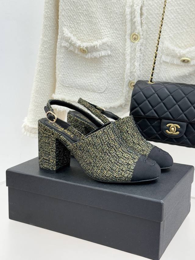 厂价 Chane*｜小香25K新品拼色双C 粗跟后空凉鞋 承袭香奈儿百年美学脉络 这双凉鞋以经典符号重构夏日奢雅 将撞色巧思与品牌辨识度融于方寸鞋履 鞋身头缀以