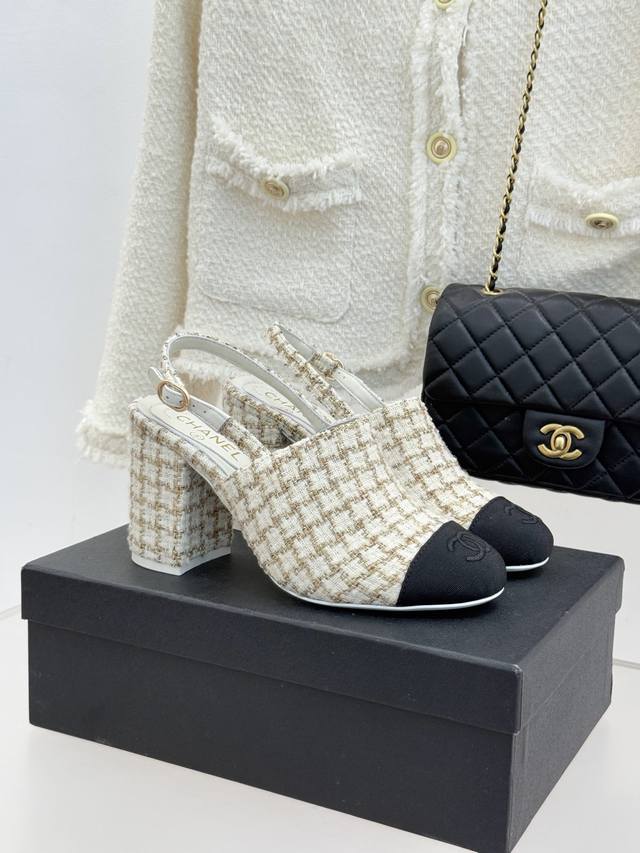 厂价 Chane*｜小香25K新品拼色双C 粗跟后空凉鞋 承袭香奈儿百年美学脉络 这双凉鞋以经典符号重构夏日奢雅 将撞色巧思与品牌辨识度融于方寸鞋履 鞋身头缀以