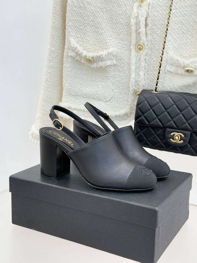 厂价 Chane*｜小香25K新品拼色双C 粗跟后空凉鞋 承袭香奈儿百年美学脉络 这双凉鞋以经典符号重构夏日奢雅 将撞色巧思与品牌辨识度融于方寸鞋履 鞋身头缀以