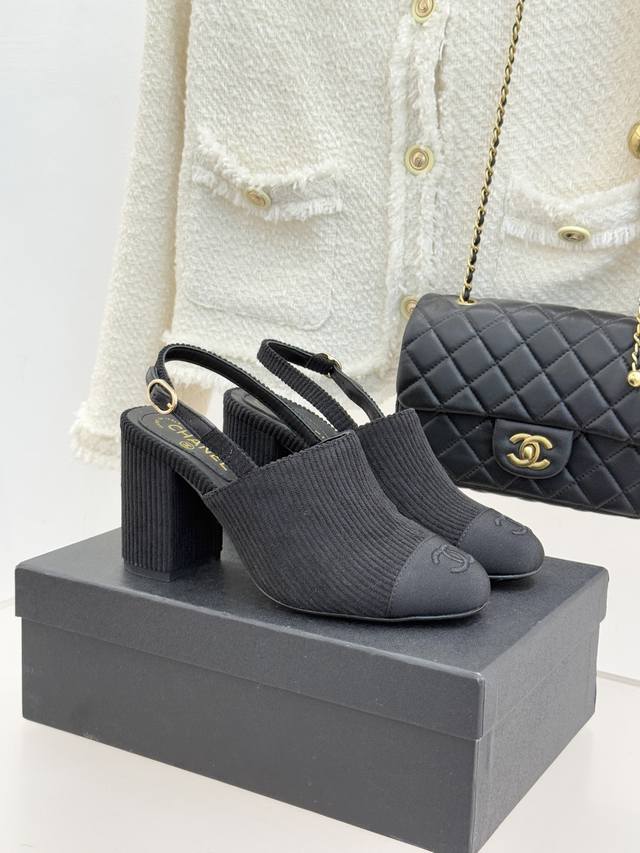 厂价 Chane*｜小香25K新品拼色双C 粗跟后空凉鞋 承袭香奈儿百年美学脉络 这双凉鞋以经典符号重构夏日奢雅 将撞色巧思与品牌辨识度融于方寸鞋履 鞋身头缀以