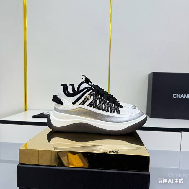 女码 Chanel香奈儿休闲厚底增高鞋 2025专柜顶级休闲款运动鞋 这款经典设计；鞋面多种工艺电绣的风格；大底却时尚运动；不平凡的拥入了多种配色元素 多元化混