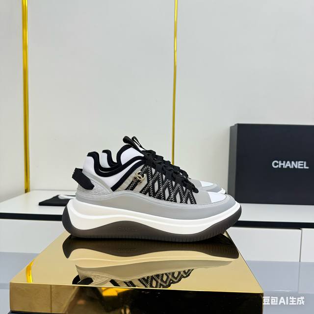 女码 Chanel香奈儿休闲厚底增高鞋 2025专柜顶级休闲款运动鞋 这款经典设计；鞋面多种工艺电绣的风格；大底却时尚运动；不平凡的拥入了多种配色元素 多元化混
