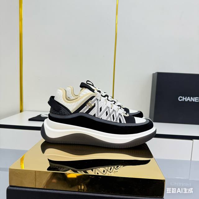 女码 Chanel香奈儿休闲厚底增高鞋 2025专柜顶级休闲款运动鞋 这款经典设计；鞋面多种工艺电绣的风格；大底却时尚运动；不平凡的拥入了多种配色元素 多元化混
