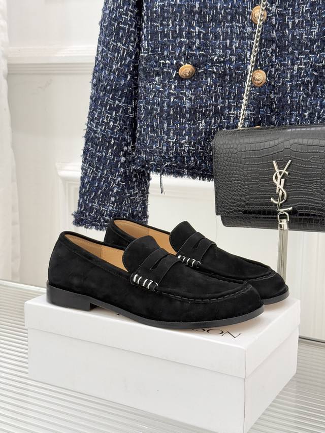 厂价 Jw Anderson25Wf新品复古极简乐福鞋 当复古韵律碰撞极简哲思 这双鞋便有了跨越风格的质感张力 以意大利精湛工艺为骨 以低调设计为魂 成为衣橱里