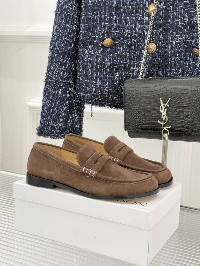 厂价 Jw Anderson25Wf新品复古极简乐福鞋 当复古韵律碰撞极简哲思 这双鞋便有了跨越风格的质感张力 以意大利精湛工艺为骨 以低调设计为魂 成为衣橱里