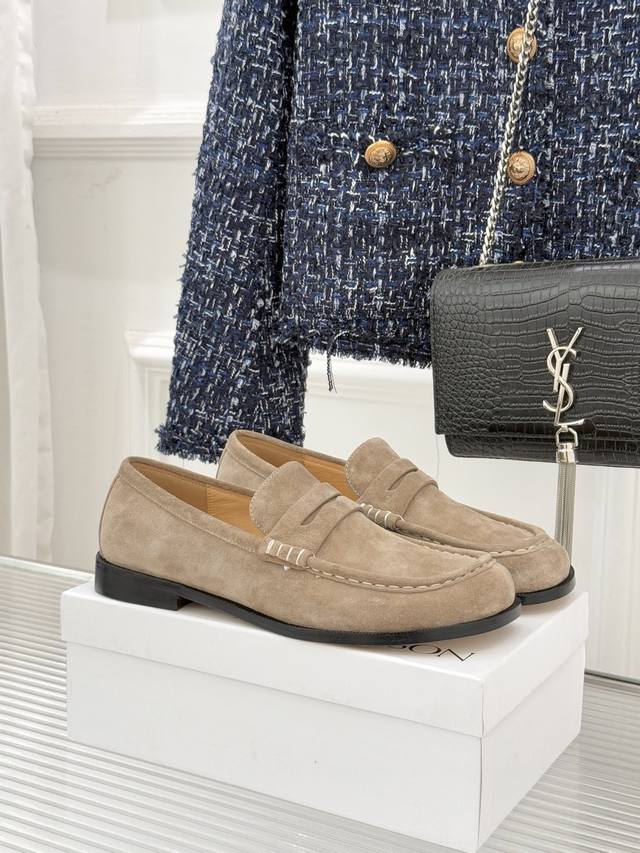 厂价 Jw Anderson25Wf新品复古极简乐福鞋 当复古韵律碰撞极简哲思 这双鞋便有了跨越风格的质感张力 以意大利精湛工艺为骨 以低调设计为魂 成为衣橱里