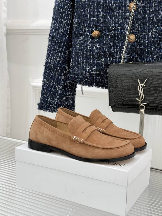 厂价 Jw Anderson25Wf新品复古极简乐福鞋 当复古韵律碰撞极简哲思 这双鞋便有了跨越风格的质感张力 以意大利精湛工艺为骨 以低调设计为魂 成为衣橱里