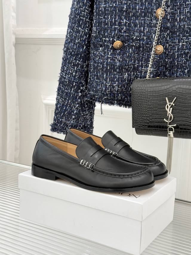 厂价 Jw Anderson25Wf新品复古极简乐福鞋 当复古韵律碰撞极简哲思 这双鞋便有了跨越风格的质感张力 以意大利精湛工艺为骨 以低调设计为魂 成为衣橱里