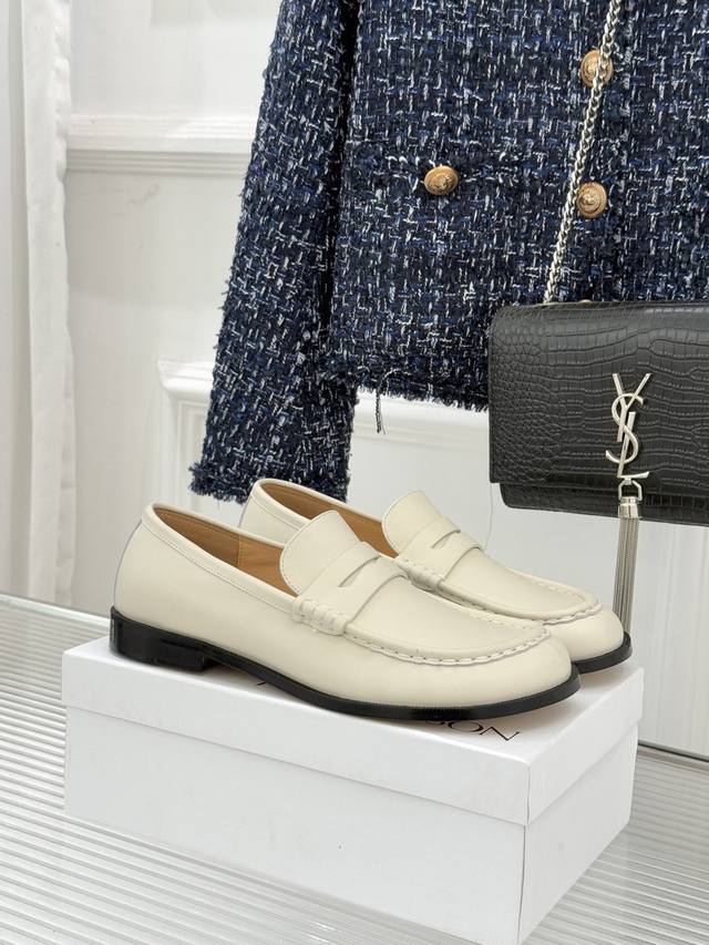 厂价 Jw Anderson25Wf新品复古极简乐福鞋 当复古韵律碰撞极简哲思 这双鞋便有了跨越风格的质感张力 以意大利精湛工艺为骨 以低调设计为魂 成为衣橱里