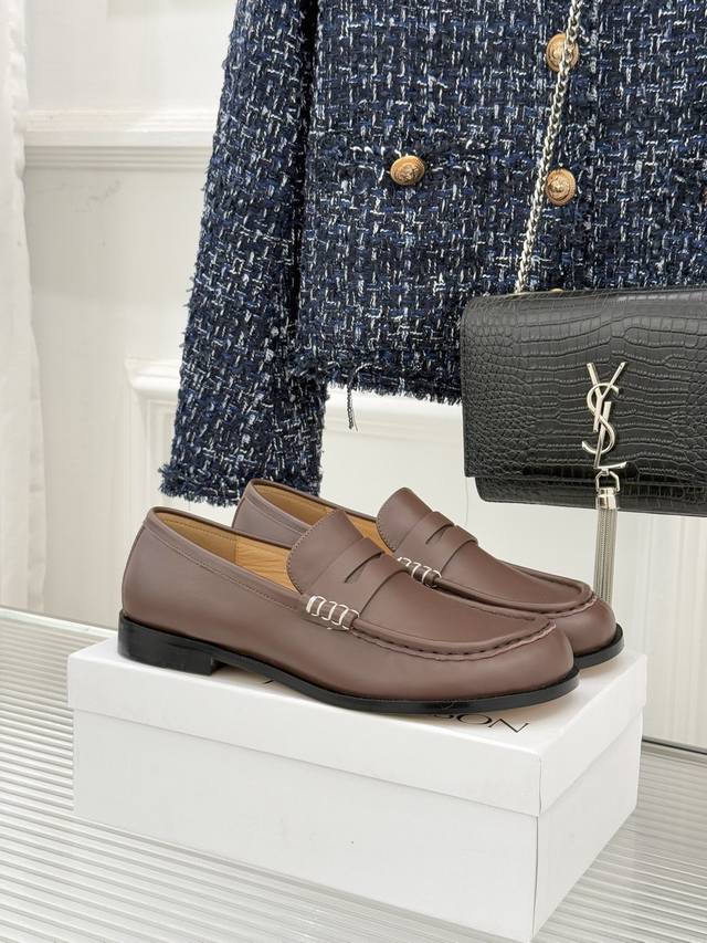 厂价 Jw Anderson25Wf新品复古极简乐福鞋 当复古韵律碰撞极简哲思 这双鞋便有了跨越风格的质感张力 以意大利精湛工艺为骨 以低调设计为魂 成为衣橱里