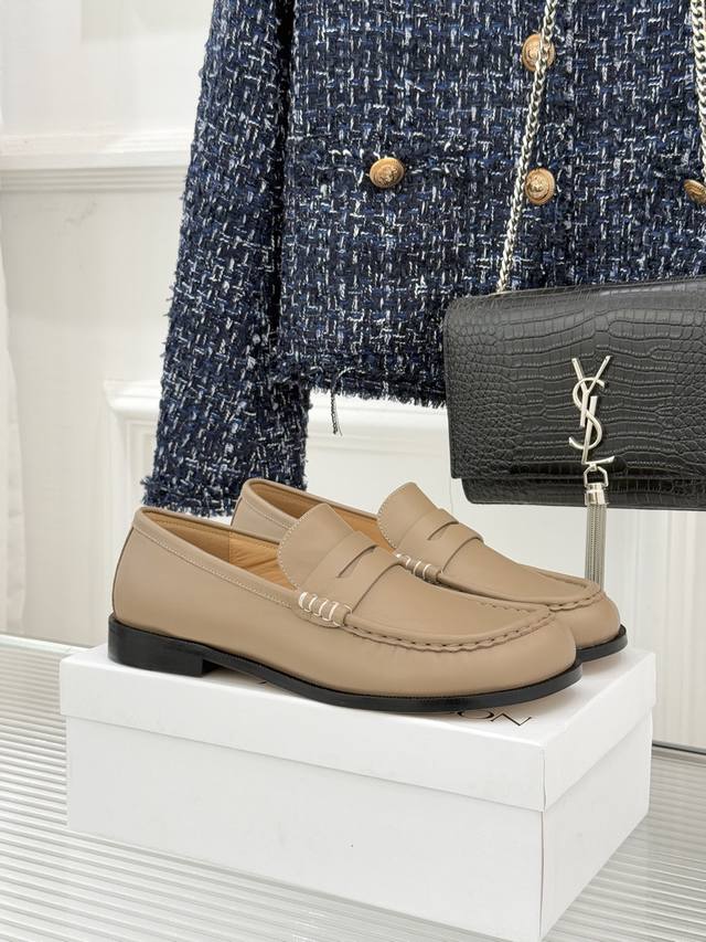 厂价 Jw Anderson25Wf新品复古极简乐福鞋 当复古韵律碰撞极简哲思 这双鞋便有了跨越风格的质感张力 以意大利精湛工艺为骨 以低调设计为魂 成为衣橱里