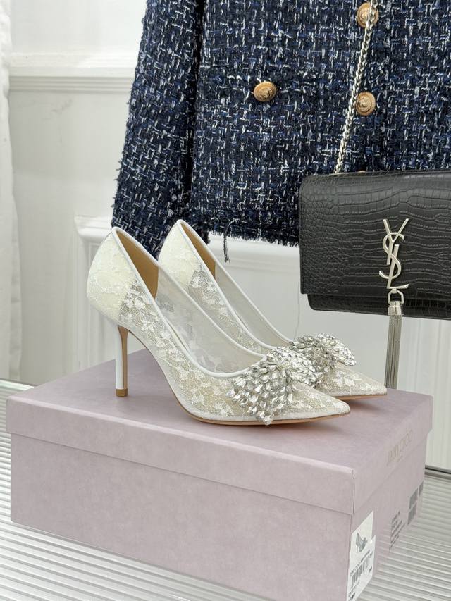 厂价 Jimmy Choo｜Jc25Wf新品蕾丝水钻 蝴蝶结尖头高跟鞋 承袭Jc红毯基因与意大利精湛匠艺 这款高跟鞋以奢雅设计与闪耀细节 将鞋履升华为魅力与自信