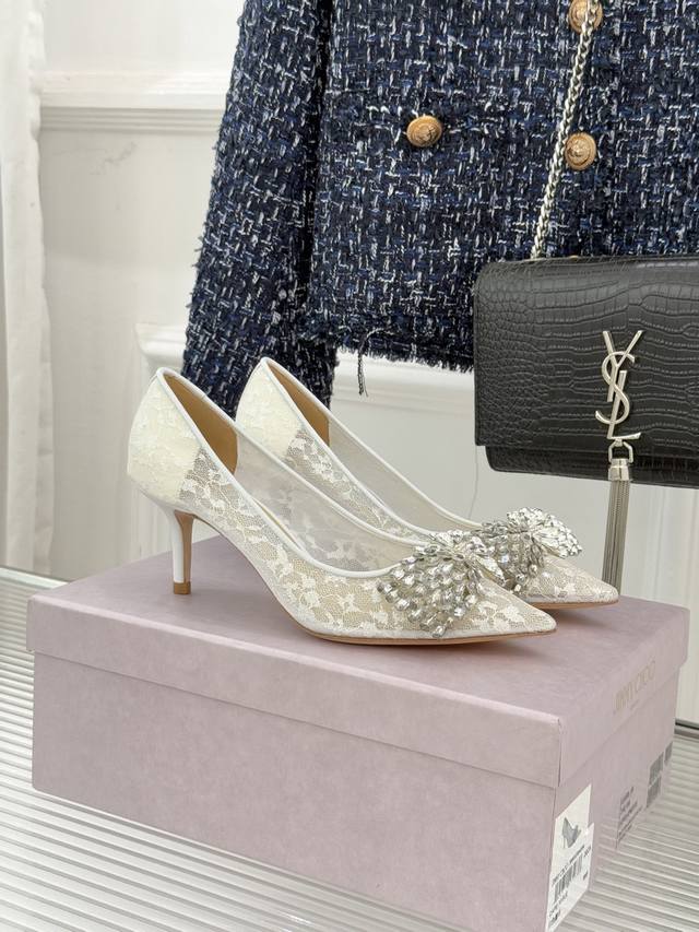 厂价 Jimmy Choo｜Jc25Wf新品蕾丝水钻 蝴蝶结尖头高跟鞋 承袭Jc红毯基因与意大利精湛匠艺 这款高跟鞋以奢雅设计与闪耀细节 将鞋履升华为魅力与自信