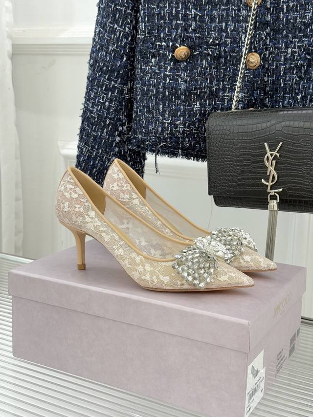厂价 Jimmy Choo｜Jc25Wf新品蕾丝水钻 蝴蝶结尖头高跟鞋 承袭Jc红毯基因与意大利精湛匠艺 这款高跟鞋以奢雅设计与闪耀细节 将鞋履升华为魅力与自信