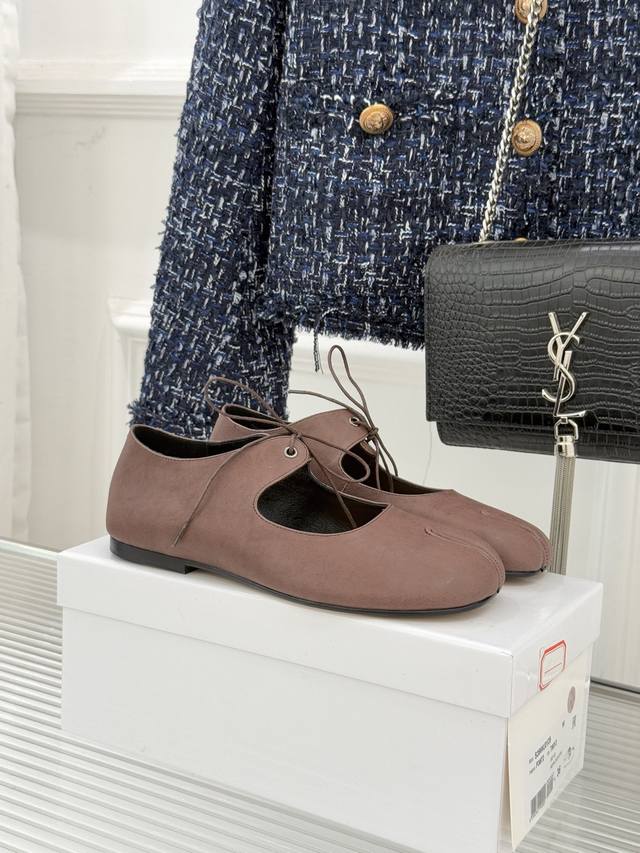 厂价 Maisonmargiela｜Mm6马吉拉25Wf 复古绑带分趾平底玛丽珍鞋 以标志性设计重塑经典鞋履美学 将时光质感与实用主义精妙融合 鞋身延续品牌辨识