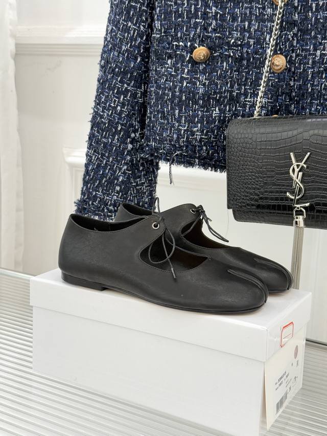 厂价 Maisonmargiela｜Mm6马吉拉25Wf 复古绑带分趾平底玛丽珍鞋 以标志性设计重塑经典鞋履美学 将时光质感与实用主义精妙融合 鞋身延续品牌辨识