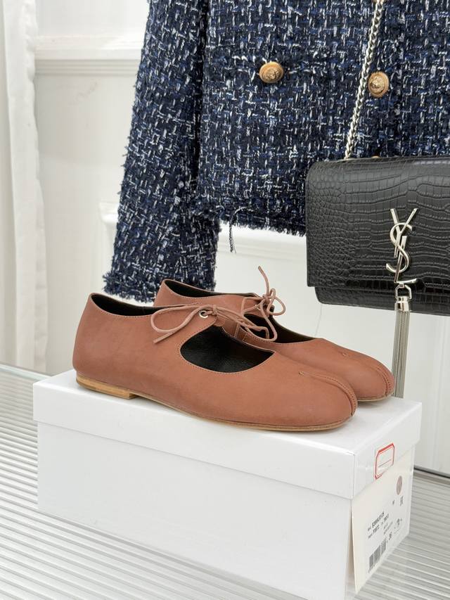 厂价 Maisonmargiela｜Mm6马吉拉25Wf 复古绑带分趾平底玛丽珍鞋 以标志性设计重塑经典鞋履美学 将时光质感与实用主义精妙融合 鞋身延续品牌辨识