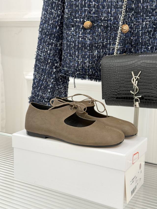 厂价 Maisonmargiela｜Mm6马吉拉25Wf 复古绑带分趾平底玛丽珍鞋 以标志性设计重塑经典鞋履美学 将时光质感与实用主义精妙融合 鞋身延续品牌辨识