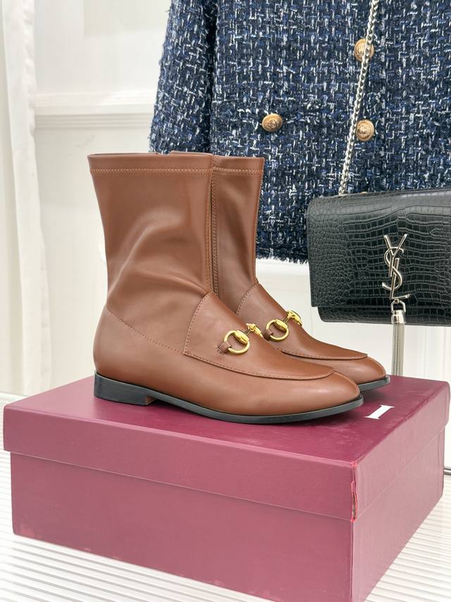 厂价 Gucci 古驰经典双G马衔扣复古乐福 弹力靴短靴 当百年马术基因邂逅现代穿着哲学 这款弹力靴便有了跨越时光的魅力 标志性马衔扣以浅金色调雕琢 既是品牌起