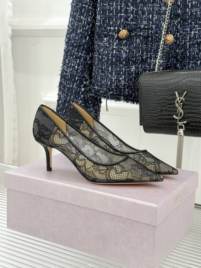 厂价 Jimmy Choo经典蕾丝尖头高跟鞋 超级仙的一款啊！美得让人窒息！ 蕾丝给人以一种很神秘的感觉 朦胧看不清 不管是衣服还是裙子 穿在女人身上 若隐若现