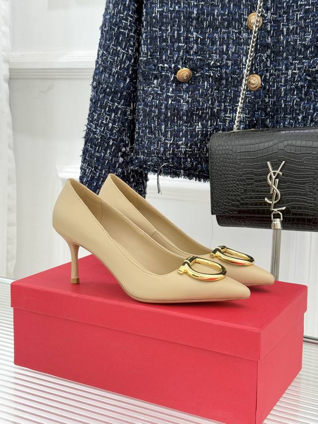 厂价 Ferragamo 菲拉格慕25Wf新品 大金属扣尖头高跟鞋 承袭品牌百年制鞋基因 将芭蕾艺术的灵动气韵与经典格调相融 解锁当代女性的多元优雅表达。 利落