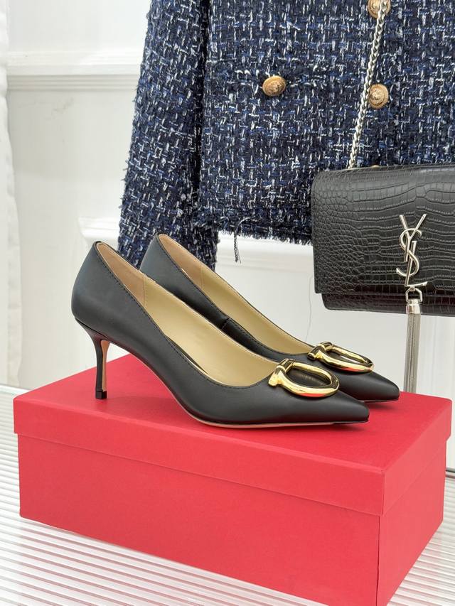 厂价 Ferragamo 菲拉格慕25Wf新品 大金属扣尖头高跟鞋 承袭品牌百年制鞋基因 将芭蕾艺术的灵动气韵与经典格调相融 解锁当代女性的多元优雅表达。 利落