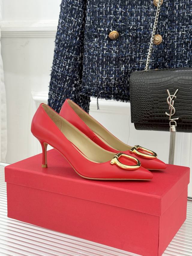 厂价 Ferragamo 菲拉格慕25Wf新品 大金属扣尖头高跟鞋 承袭品牌百年制鞋基因 将芭蕾艺术的灵动气韵与经典格调相融 解锁当代女性的多元优雅表达。 利落