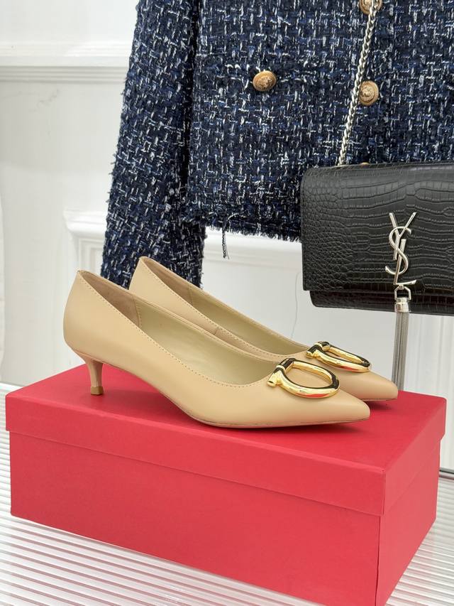 厂价 Ferragamo 菲拉格慕25Wf新品 大金属扣尖头高跟鞋 承袭品牌百年制鞋基因 将芭蕾艺术的灵动气韵与经典格调相融 解锁当代女性的多元优雅表达。 利落