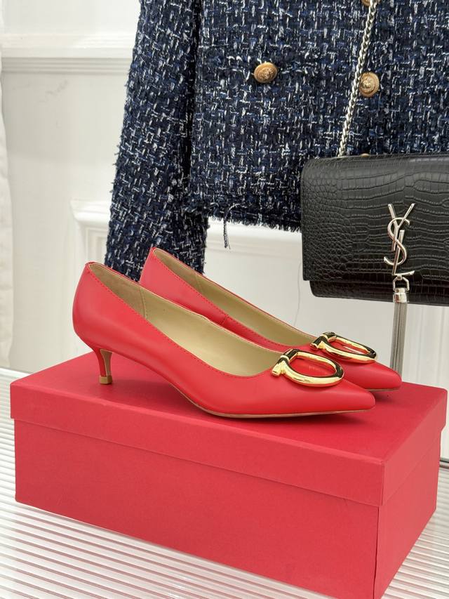 厂价 Ferragamo 菲拉格慕25Wf新品 大金属扣尖头高跟鞋 承袭品牌百年制鞋基因 将芭蕾艺术的灵动气韵与经典格调相融 解锁当代女性的多元优雅表达。 利落