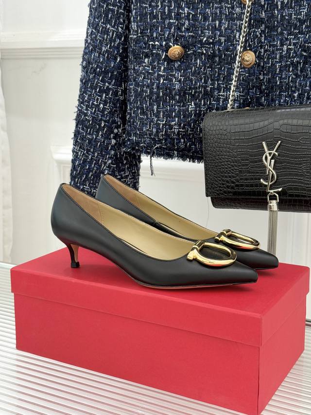 厂价 Ferragamo 菲拉格慕25Wf新品 大金属扣尖头高跟鞋 承袭品牌百年制鞋基因 将芭蕾艺术的灵动气韵与经典格调相融 解锁当代女性的多元优雅表达。 利落