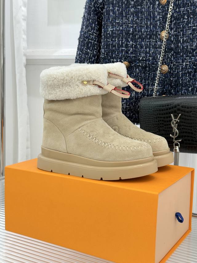 厂价 L*V 驴家经典秋冬pillow羽绒雪地靴 你还在穿着笨重雪地靴吗？ 不妨试试这双超显腿长腿细的羽绒靴 将羽绒概念进行全新演绎 面包一样的质感 鞋面是采用