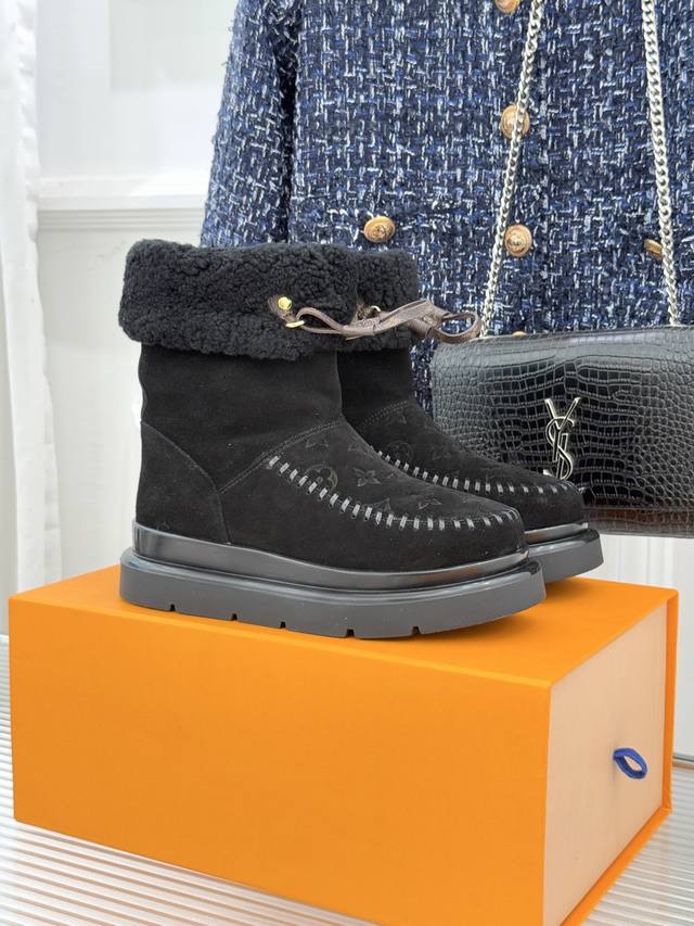 厂价 L*V 驴家经典秋冬pillow羽绒雪地靴 你还在穿着笨重雪地靴吗？ 不妨试试这双超显腿长腿细的羽绒靴 将羽绒概念进行全新演绎 面包一样的质感 鞋面是采用