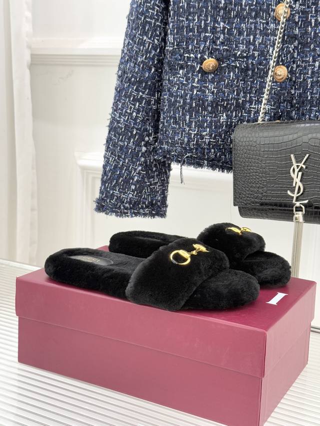 厂价 Gucci 古驰25Wf秋冬马衔扣 一字带平底毛拖 承续品牌百年马术基因 浅金色马衔扣金属件缀于鞋面 利落勾勒一字带线条 既是G家标志性符号的鲜活演绎 更