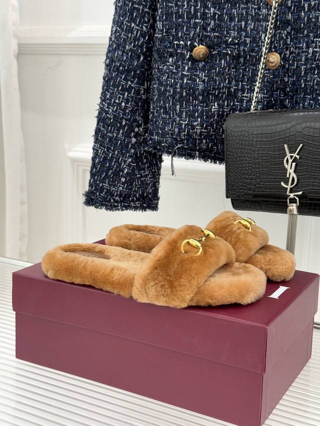 厂价 Gucci 古驰25Wf秋冬马衔扣 一字带平底毛拖 承续品牌百年马术基因 浅金色马衔扣金属件缀于鞋面 利落勾勒一字带线条 既是G家标志性符号的鲜活演绎 更