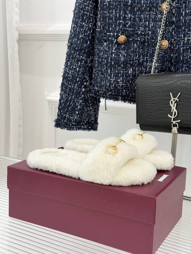 厂价 Gucci 古驰25Wf秋冬马衔扣 一字带平底毛拖 承续品牌百年马术基因 浅金色马衔扣金属件缀于鞋面 利落勾勒一字带线条 既是G家标志性符号的鲜活演绎 更