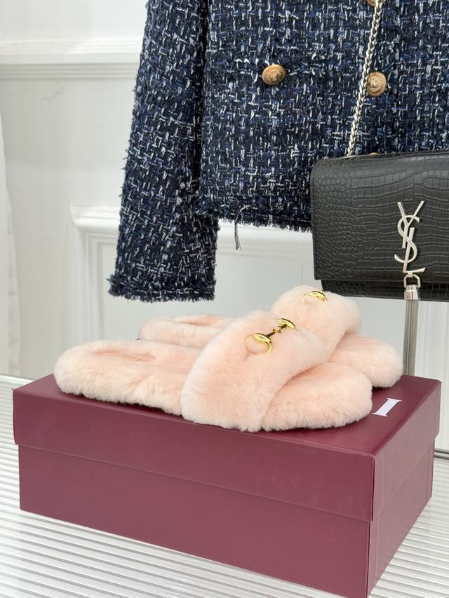 厂价 Gucci 古驰25Wf秋冬马衔扣 一字带平底毛拖 承续品牌百年马术基因 浅金色马衔扣金属件缀于鞋面 利落勾勒一字带线条 既是G家标志性符号的鲜活演绎 更