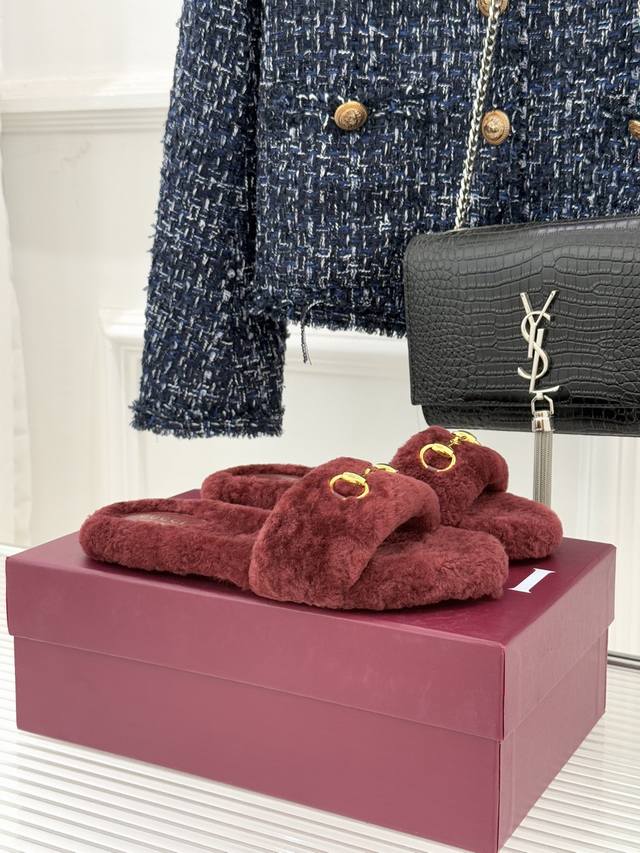厂价 Gucci 古驰25Wf秋冬马衔扣 一字带平底毛拖 承续品牌百年马术基因 浅金色马衔扣金属件缀于鞋面 利落勾勒一字带线条 既是G家标志性符号的鲜活演绎 更