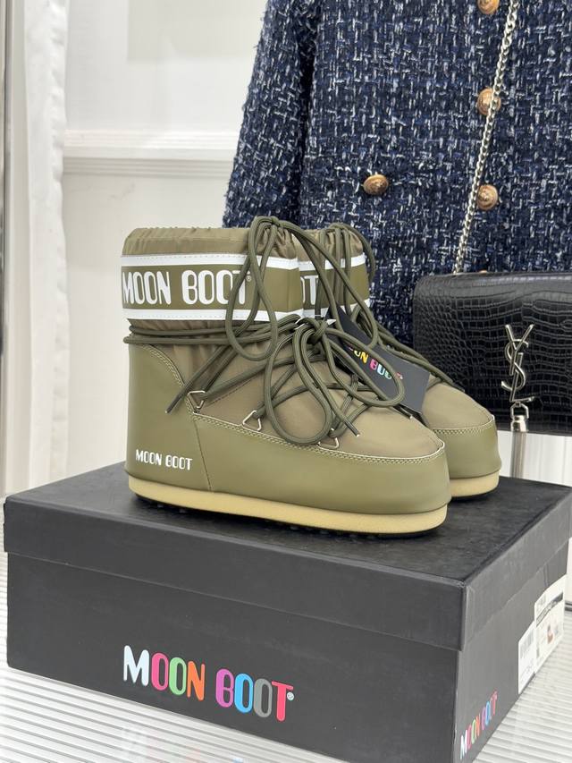 厂价 Moon Boot经典爆款滑雪月亮靴 雪地靴系列 当凛冽寒风裹着碎雪漫过雪原 当滑雪道的弧线在纯白天地间延展 月亮靴携经典基因与硬核性能而来 既是征服冰雪