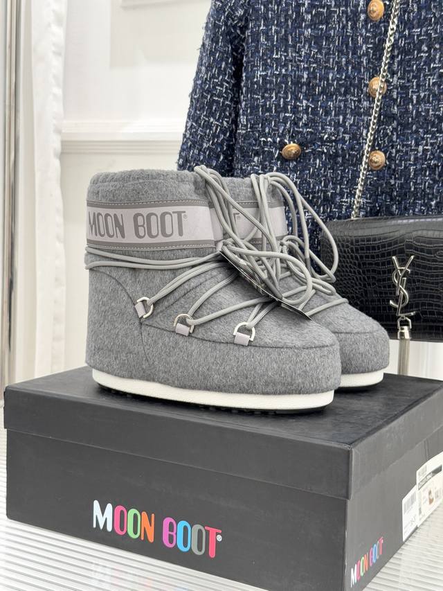 厂价 Moon Boot经典爆款滑雪月亮靴 雪地靴系列 当凛冽寒风裹着碎雪漫过雪原 当滑雪道的弧线在纯白天地间延展 月亮靴携经典基因与硬核性能而来 既是征服冰雪