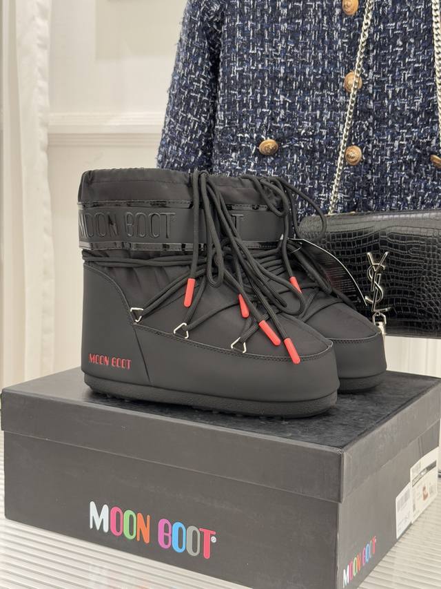 厂价 Moon Boot经典爆款滑雪月亮靴 雪地靴系列 当凛冽寒风裹着碎雪漫过雪原 当滑雪道的弧线在纯白天地间延展 月亮靴携经典基因与硬核性能而来 既是征服冰雪