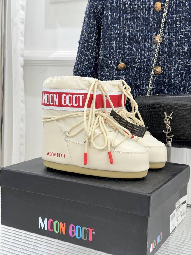 厂价 Moon Boot经典爆款滑雪月亮靴 雪地靴系列 当凛冽寒风裹着碎雪漫过雪原 当滑雪道的弧线在纯白天地间延展 月亮靴携经典基因与硬核性能而来 既是征服冰雪