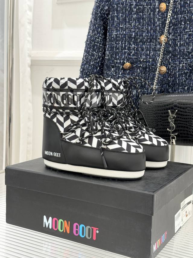 厂价 Moon Boot经典爆款滑雪月亮靴 雪地靴系列 当凛冽寒风裹着碎雪漫过雪原 当滑雪道的弧线在纯白天地间延展 月亮靴携经典基因与硬核性能而来 既是征服冰雪