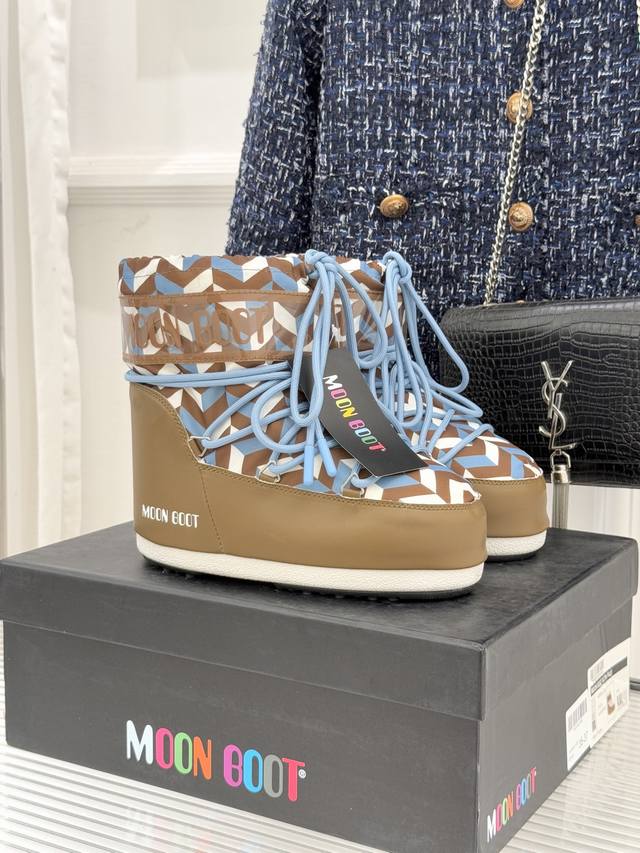 厂价 Moon Boot经典爆款滑雪月亮靴 雪地靴系列 当凛冽寒风裹着碎雪漫过雪原 当滑雪道的弧线在纯白天地间延展 月亮靴携经典基因与硬核性能而来 既是征服冰雪