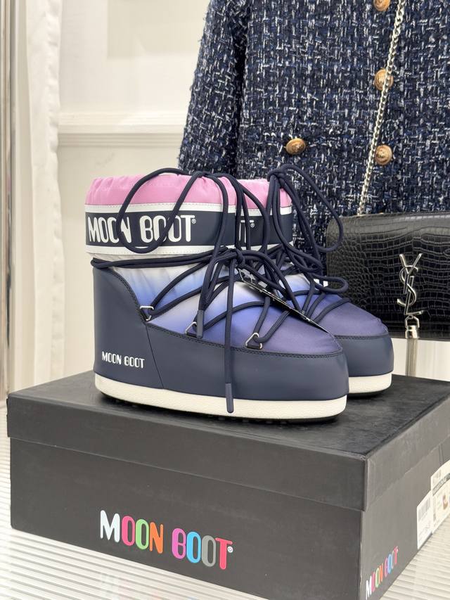 厂价 Moon Boot经典爆款滑雪月亮靴 雪地靴系列 当凛冽寒风裹着碎雪漫过雪原 当滑雪道的弧线在纯白天地间延展 月亮靴携经典基因与硬核性能而来 既是征服冰雪